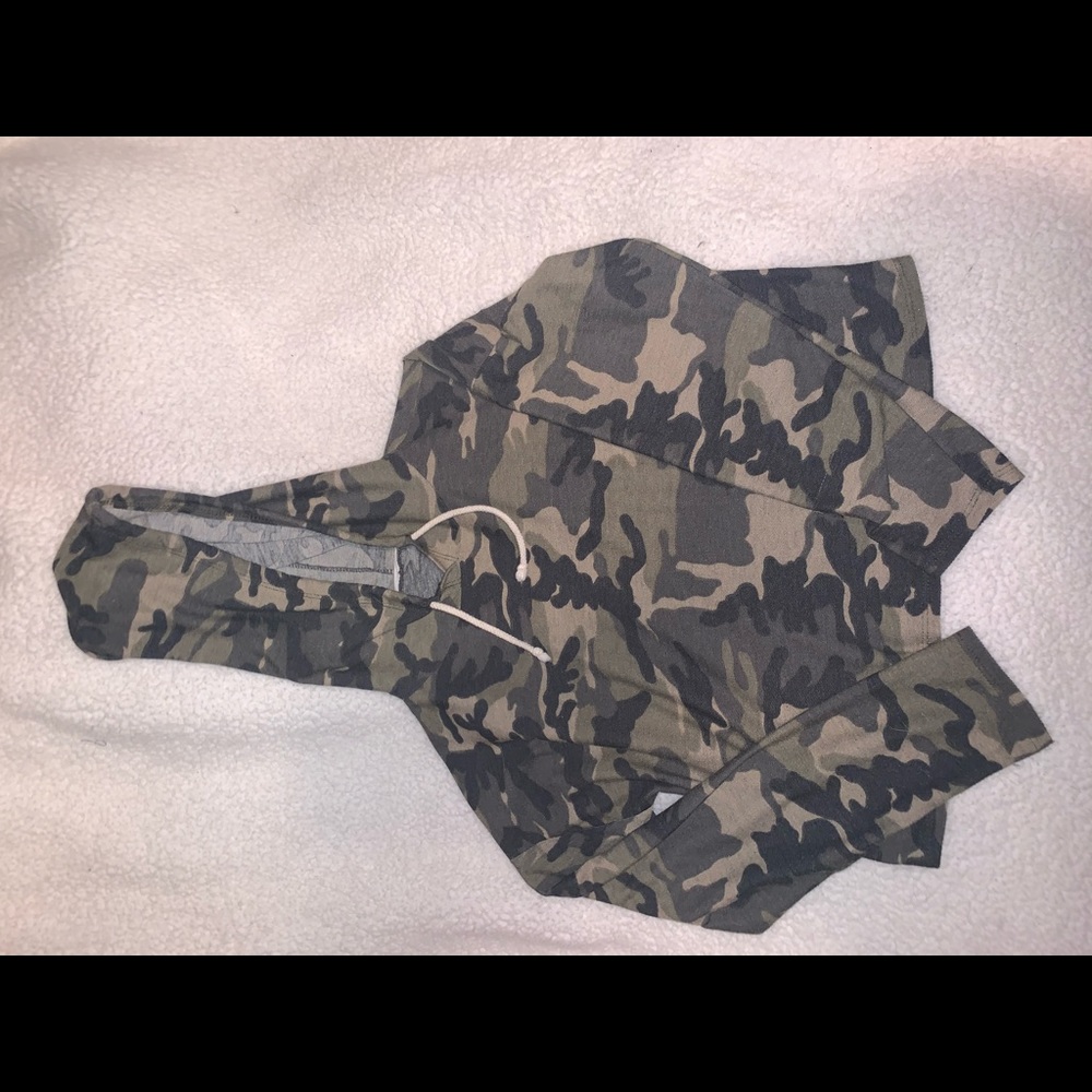Cropped Camo  hooded shirt